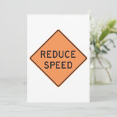 Invitation Signal routier de réduction de la vitesse (Debout devant)