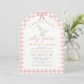 Invitation Silly Goose Pink Bow Gingham Baby Shower Arch (Debout devant)