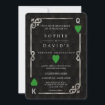 Invitation Silver Forest Green Casino Vegas Poker Mariage<br><div class="desc">Unique Casino Royale, design de carte à thème art déco. Il présente un style art déco vintage, un cadre rompu de Roaring des années 1920 avec fausse feuille d'argent Fleur-de-lis, coeurs verts de forêt, Q et K sur deux coins (simulant des cartes à jouer), sur arrière - plan motif Art...</div>