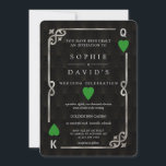 Invitation Silver Forest Green Casino Vegas Poker Mariage<br><div class="desc">Unique Casino Royale, design de carte à thème art déco. Il présente un style art déco vintage, un cadre rompu de Roaring des années 1920 avec fausse feuille d'argent Fleur-de-lis, coeurs verts de forêt, Q et K sur deux coins (simulant des cartes à jouer), sur arrière - plan motif Art...</div>