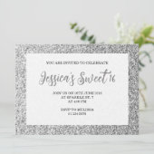 Invitation Silver gray scintille Sweet 16 élégant script (Debout devant)