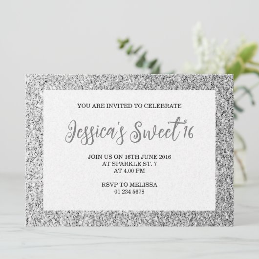 Invitation Silver gray scintille Sweet 16 élégant script (Debout devant)