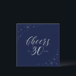 Invitation Silver Navy Blue Cheers 30e Carré de fête d'annive<br><div class="desc">Fêtons votre journée spéciale avec cette élégante invitation à la fête du 30e anniversaire. Ce design présente une typographie argentée chic " Cheers to 30 years " et des graphismes étincelants sur un arrière - plan bleu marine foncé. Vous pouvez customiser le texte et la couleur arrière - plan. Les...</div>