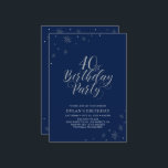 Invitation Silver & Navy Blue Modern Chic 40e fête d'annivers<br><div class="desc">Fêtons votre journée spéciale avec cette élégante invitation à la fête de l'argent. Ce design présente une typographie argentée chic "40th Birthday Party" avec des graphismes étincelants. La couleur de l'arrière - plan est bleue marine, mais n'hésitez pas à la changer pour l'adapter à votre thème de fête. D'autres invitations...</div>