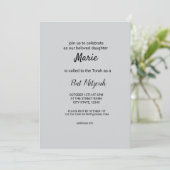Invitation simple blanc noir classique edi bat mitzvah (Debout devant)