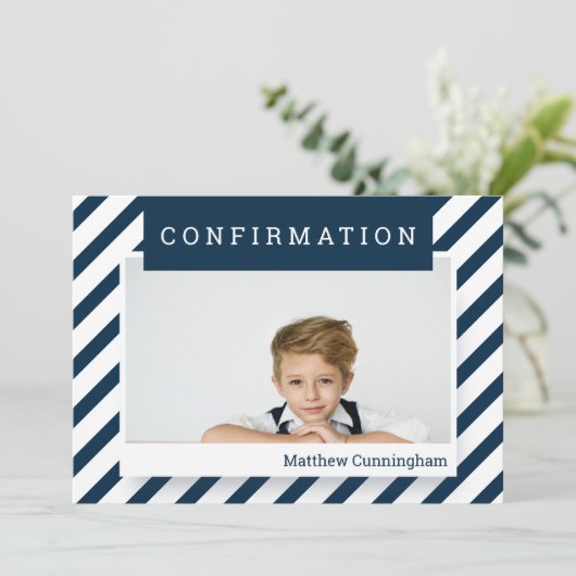 Invitation Simple Confirmation | Garçon (Debout devant)