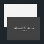 Invitation Simple Élégance | Marque-Place<br><div class="desc">Cette carte de placement simple mais élégante présente le nom de l'invité et le numéro de table sur un fond noir doux. Cependant,  la couleur de fond et les champs de texte sont entièrement personnalisables.</div>