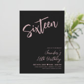 Invitation Simple Elégant Noir Blush Rose Sweet 16 Script (Debout devant)