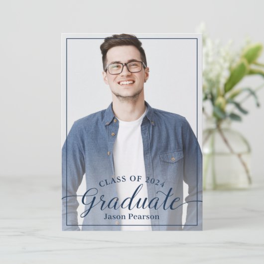Invitation Simple Modern Navy Blue Script Graduation Photo (Debout devant)