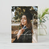 Invitation Simple Moderne Calligraphie Photo Black Graduation (Debout devant)