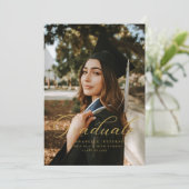 Invitation Simple Moderne Calligraphie Photo Graduation (Debout devant)