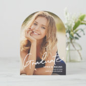 Invitation Simple moderne écriture manuscrite script Graduate (Debout devant)