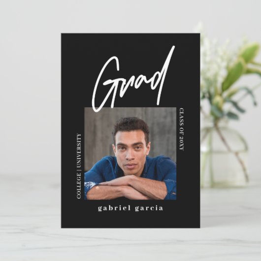 Invitation Simple moderne Photo Black Graduation Party (Debout devant)