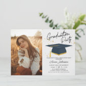 Invitation Simple Moderne Script College Photo Graduation (Debout devant)