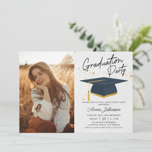Invitation Simple Moderne Script College Photo Graduation (Debout devant)