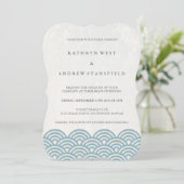 Invitation Simple moderne Vagues Bleu + Blanc Plage Mariage (Debout devant)