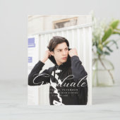 Invitation Simple Purple Calligraphy Photo Black Graduation  (Debout devant)