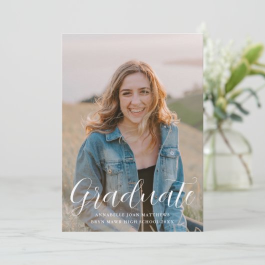 Invitation Simple Script Modern Photo Graduation (Debout devant)