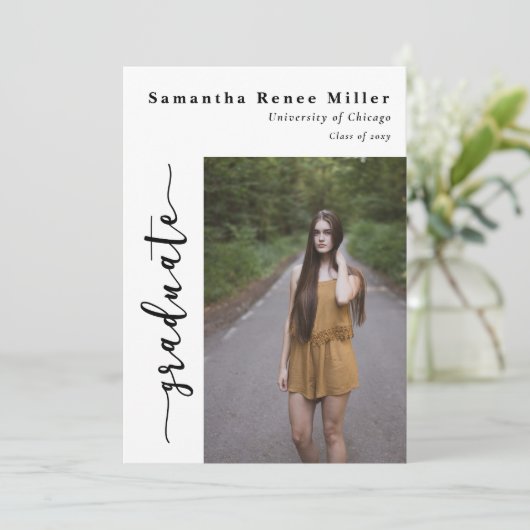 Invitation Simple Script Moderne 2 Photo Diplômé (Debout devant)
