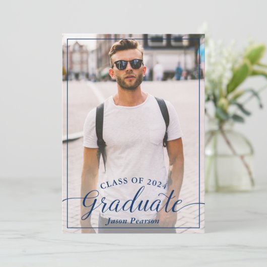 Invitation Simple Script moderne Marine Bleu Graduation 3 Pho (Debout devant)