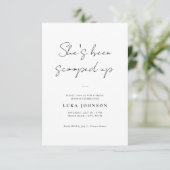 Invitation Simple She’s Been Scooped Up Script Bridal Shower (Debout devant)