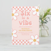 Invitation Six est une Vibe Retro Check Pink Daisy (Debout devant)