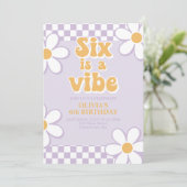 Invitation Six is a Vibe Retro Check Lilac Daisy (Debout devant)