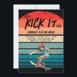 Invitation Skateboard Retro Sunset Photo Boys fête d'annivers<br><div class="desc">Préparez-vous à revenir dans le temps et fêtez avec "Skateboard Retro Sunset Photo Boys Birthday Party Invitation." Cette invitation a pour but de capturer l'esprit de l'ère du skateboard de l'ancienne école, apportant une ambiance nostalgique et vibrante à la célébration de l'anniversaire de votre fils. L'invitation présente une photo captivante...</div>