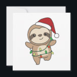 Invitation Sloth Christmas Winter Animaux Slots<br><div class="desc">Le paresseux à Noël avec des lumières de fées. Animaux amusants avec des cadeaux et de la neige pour les vacances. Un doux salut de Noël. Les fentes sont des animaux mignons et parfaits pour Noël.</div>