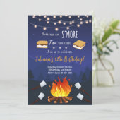 Invitation S'more Amusants Amis Camping Anniversaire Invitati (Debout devant)