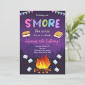 Invitation S'more Campfire S'more Amusants Amis Anniversaire (Debout devant)