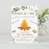 Invitation S'mores Camping Feu de feu de camp Anniversaire (Debout devant)