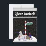 Invitation Snowman & Pôle Nord -<br><div class="desc">Le bonhomme de neige est habillé de gants et de boutons bleus. Le bonhomme de neige est debout à côté d'un poteau blanc et rouge avec un signe vert qui dit "pôle Nord". Les cadeaux sont à côté du pôle. De la neige blanche est posée sur le sol. Ces invitations...</div>