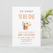 Invitation So Sweet To Bee One First Birthday (Debout devant)