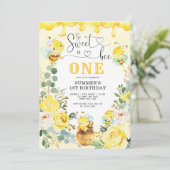 Invitation So Sweet to Bee One Honeycomb Bee Anniversaire (Debout devant)