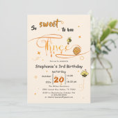 Invitation So Sweet To Bee Three Cute Honey Bee 3rd Birthday (Debout devant)