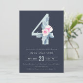INVITATION SOFT NAVY BLUSH BLUE FLORAL 4TH N'IMPORTE QUEL ÂGE (Debout devant)