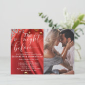 Invitation Soie Rouge La Nuit Avant Le Dîner De La Répétition (Debout devant)