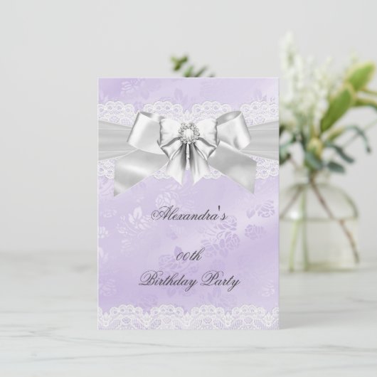 Invitation Soignée violette Damas argent blanc fête d'anniver (Debout devant)