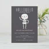 Invitation Soirée d'Halloween de Squelette mignon (Debout devant)
