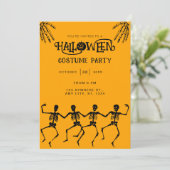 Invitation Soirée Halloween orange et noir squelette effrayan (Debout devant)