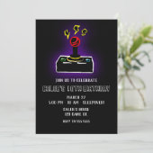 Invitation Soirée Manette de jeu vidéo Retro Gamer (Debout devant)