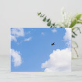 Invitation Solitary Bird Soaring Through Bright Blue Sky with (Debout devant)