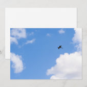 Invitation Solitary Bird Soaring Through Bright Blue Sky with (Devant / Derrière)