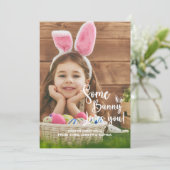 Invitation Some Bunny Loves You Leaving Happy Photo (Debout devant)