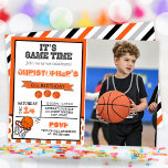 Invitation Son temps de jeu Basketball Anniversaire Photo<br><div class="desc">Slam soûle l’anniversaire de votre enfant avec cette formidable invitation de basket-ball photo Anniversaire! 🏀 Capturez leur meilleur tir et faites savoir à tout le monde que c’est l’heure du jeu. Parfaits pour les amateurs de sport, ces invitations d'anniversaire de photo marqueront de grands points avec tous leurs amis. Faites-en...</div>