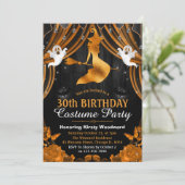Invitation Sorcière et rideau noir & orange Anniversaire (Debout devant)