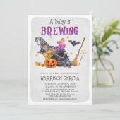 Invitation Sorcière Un Bébé Brûle Le Baby shower D'Halloween (Debout devant)