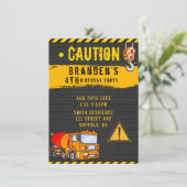 Invitation Sous Construction Camions de prudence Anniversaire (Debout devant)