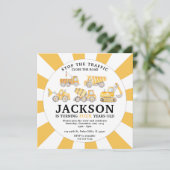 Invitation Sous les camions du chantier de construction invit (Debout devant)